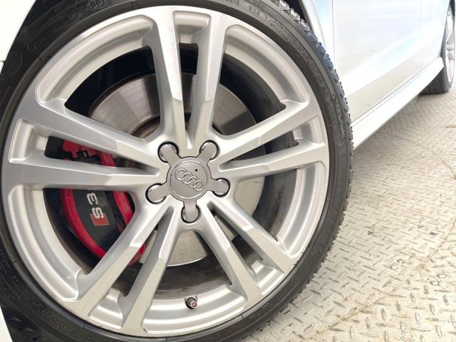 ●純正18インチアルミホイール:輸入車ならではの卓越した走りを支えるホイールと足回りです!日本車の走りに慣れている方にもぜひ体感して頂きたいほど、高いレベルでまとまっています!