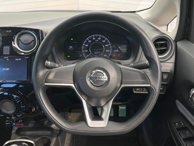 �C���e���A�ɍ��킹���f�U�C���̃X�e�A�����O�́A�^�]�������̂��Ƃ��l���A�^�]���₷���`��A�傫���ł��B�����x�A���ۂɐG���Ă��m���߂��������B