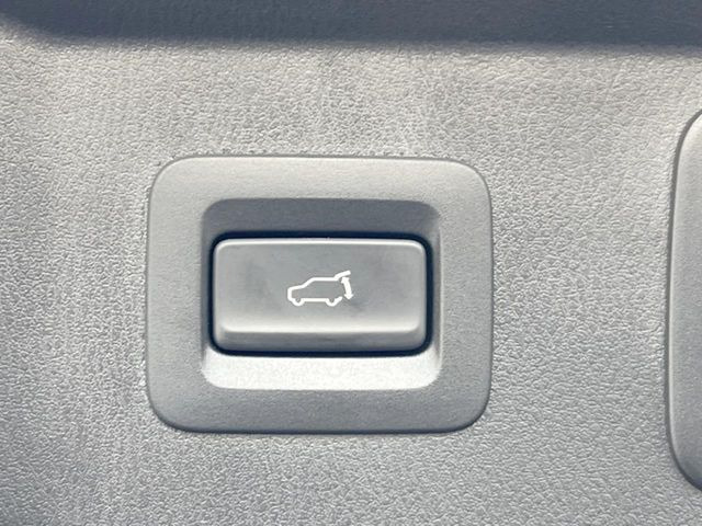 【パワーバックドア】スマートキーや運転席のボタンを押すだけでリアゲートが自動で開閉します!荷物を持っている時や、高い位置にあるバックドアを閉める際に便利な機能です♪