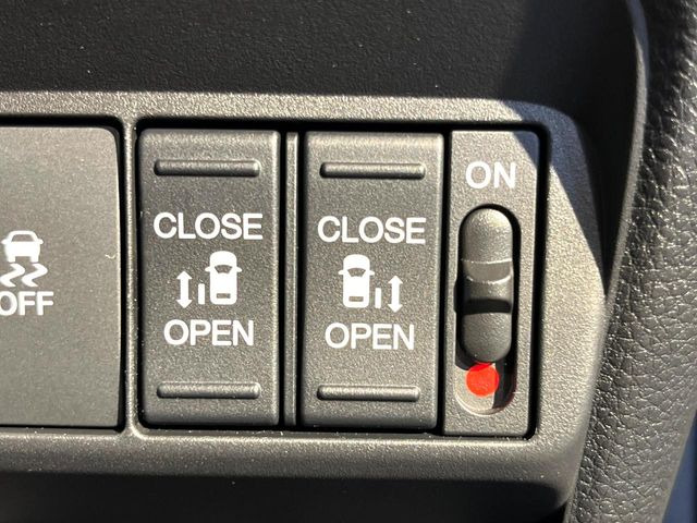 【両側パワースライドドア】スマートキーや運転席のスイッチで後席両側スライドドアの開閉が可能♪電動だから力を入れてドアを開ける必要が無く、小さなお子様でも簡単に開け閉めでき快適です♪