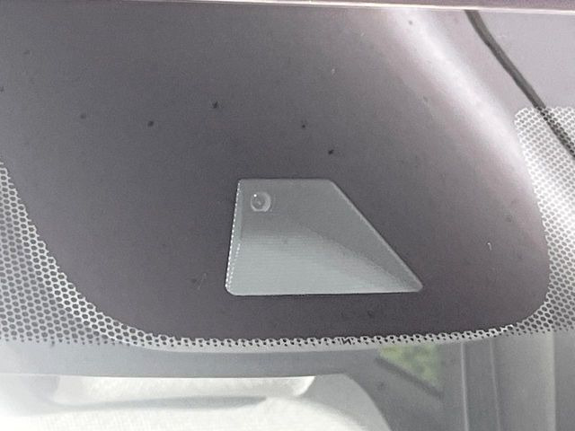 【ホンダセンシング】走行中に前方の車両等を認識し、衝突しそうな時は警報とブレーキで衝突回避と被害軽減をアシスト。より安全にドライブをお楽しみいただけます。