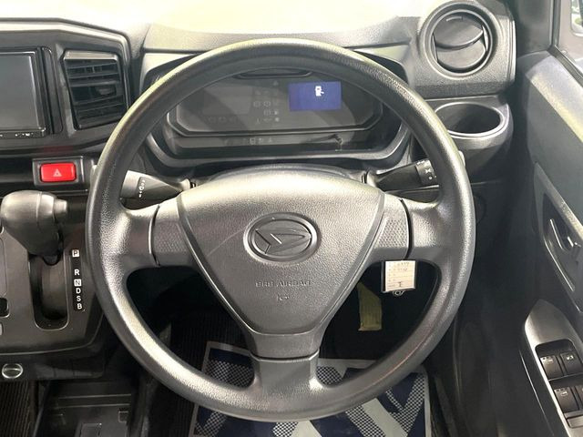 �C���e���A�ɍ��킹���f�U�C���̃X�e�A�����O�́A�^�]�������̂��Ƃ��l���A�^�]���₷���`��A�傫���ł��B�����x�A���ۂɐG���Ă��m���߂��������B