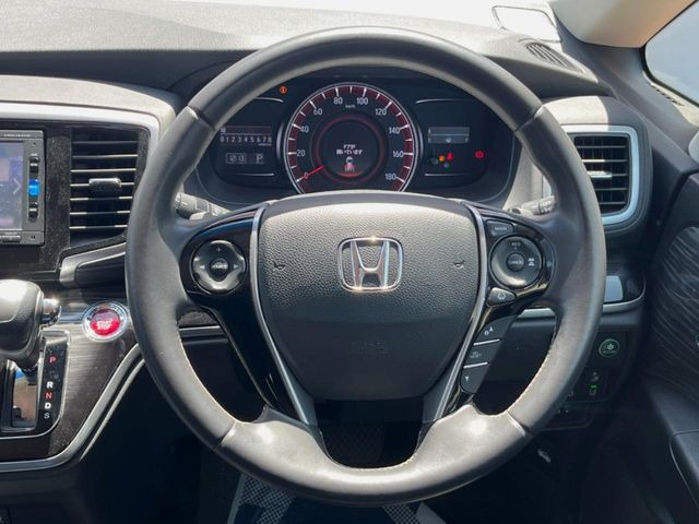 �C���e���A�ɍ��킹���f�U�C���̃X�e�A�����O�́A�^�]�������̂��Ƃ��l���A�^�]���₷���`��A�傫���ł��B�����x�A���ۂɐG���Ă��m���߂��������B