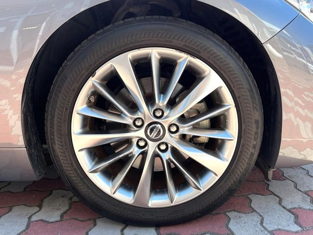 �y����18�C���`�A���~�z�C�[���z�O�ςɃ}�b�`���������A���~�z�C�[���𑕒����Ă���܂��B�e��ЊO�A���~�z�C�[����A�X�^�b�h���X�^�C�����戵�����Ă���܂��B���񂲑��k����������