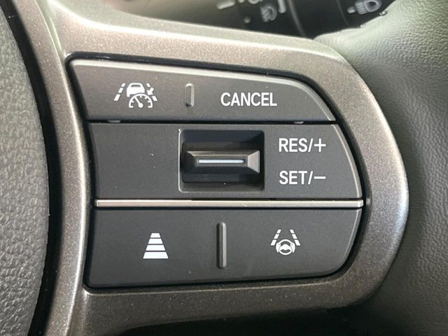 【アダプティブクルーズコントロール】高速道路での長距離走行が楽に!!自動で速度を保つクルーズコントロールが、衝突軽減システムと連携し、前方の車両を感知して車間を保つように速度調節してくれます!!