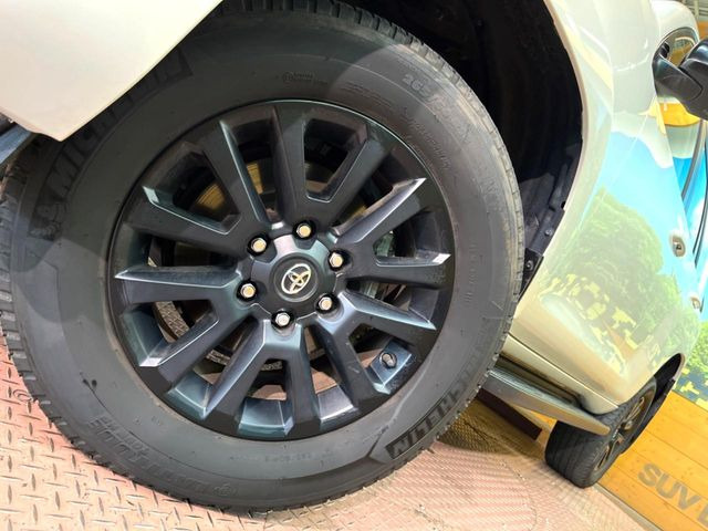 �y����18�C���`�A���~�z�C�[���z�O�ςɃ}�b�`���������A���~�z�C�[���𑕒����Ă���܂��B�e��ЊO�A���~�z�C�[����A�X�^�b�h���X�^�C�����戵�����Ă���܂��B���񂲑��k����������