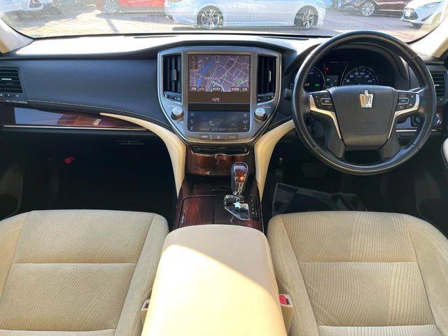 クラウンハイブリッド 2.5 ロイヤルサルーン