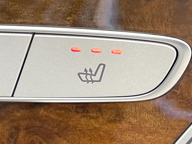 ●フロントシートヒーティング:運転席・助手席共に三段階で調節が可能なシートヒーターを装備しております。季節を問わず快適にご使用いただけます。