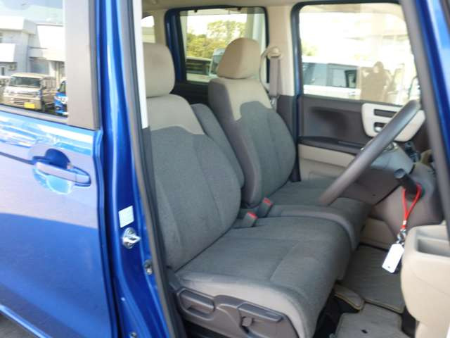 外見からは想像もつかないほど広い車内空間です。ゆったりと座れます。運転席にはシートリフターが付いていますので座高にあわせてドライビングポジションが決められます。