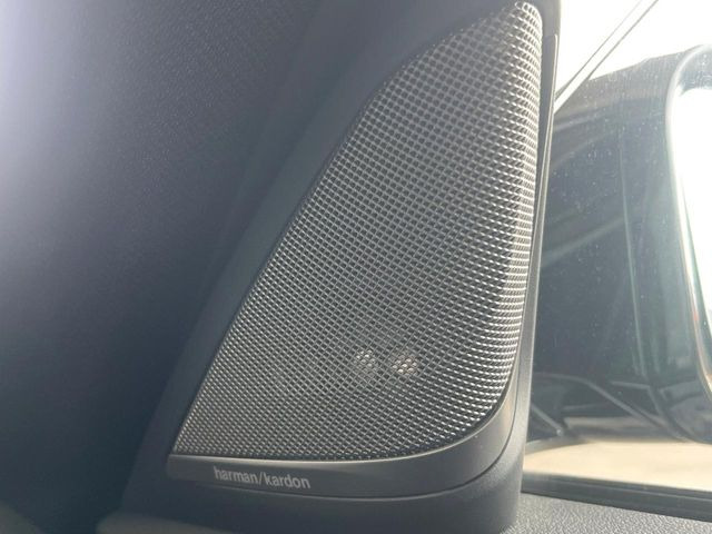 ��harman/kardon�T���E���h�V�X�e��:�����𒉎��ɍČ����A�������̂ɑ΂��ėՏꊴ��^���A���������A��荂�i���ȃT�E���h�����y���݂��������܂��B