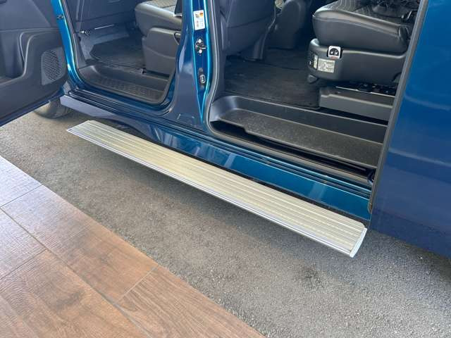 セレナ2.0 ハイウェイスターV セカンドスライドアップシート