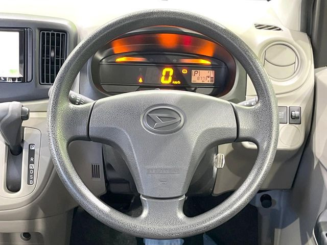 �C���e���A�ɍ��킹���f�U�C���̃X�e�A�����O�́A�^�]�������̂��Ƃ��l���A�^�]���₷���`��A�傫���ł��B�����x�A���ۂɐG���Ă��m���߂��������B