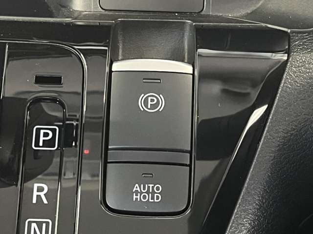 ブレーキを踏んで停車するとブレーキ状態が保持される便利なブレーキホールド付き!