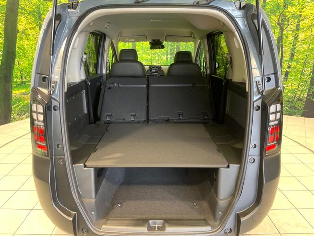 後席を格納すると、これだけの広さが!シーンに合わせたシートアレンジで、大きな荷物も積むことが出来ます♪