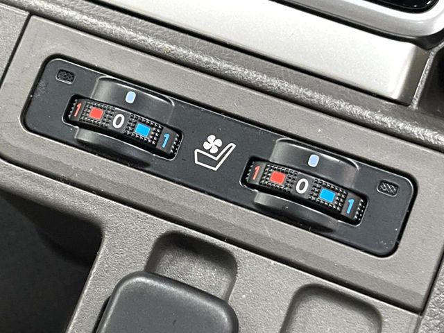 【シートベンチレーション】夏場は涼しい風でお尻や背中の熱やムレを防ぎ、冬はエアコンよりも早く温まってポカポカに!季節を問わず快適に過ごせます。