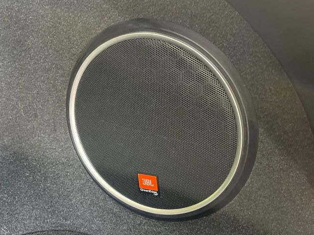 �yJBL�T�E���h�V�X�e���z���[�J�[�I�v�V�����̍��i�ʃT�E���h�V�X�e���𓋍ځB��p�̃`���[�j���O���{���ꂽ�召�l�X�ȃX�s�[�J�[����ǎ��ȃT�E���h���t�ł��A�Տꊴ���ӂ�鉹����Ԃ����o���܂��B