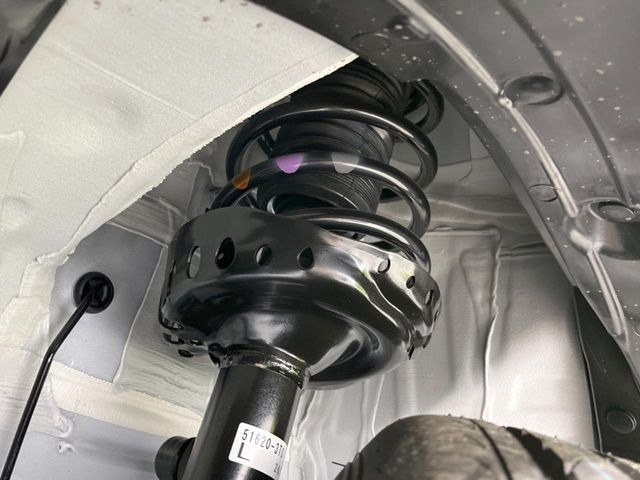 お車を安心してお乗りいただく為には、足回りの定期点検が欠かせません。サービスサポート(有償保証)では無料点検もご提供しており、安心のカーライフをお過ごしいただけるサポート体制が整っています。