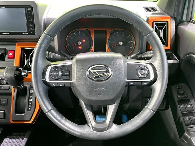 �C���e���A�ɍ��킹���f�U�C���̃X�e�A�����O�́A�^�]�������̂��Ƃ��l���A�^�]���₷���`��A�傫���ł��B�����x�A���ۂɐG���Ă��m���߂��������B