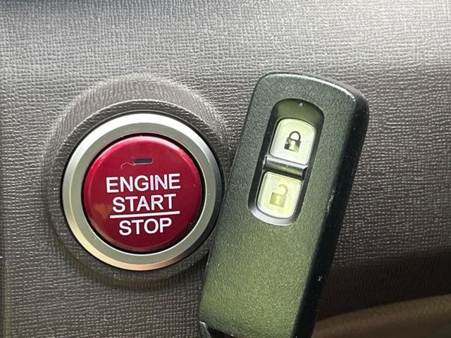 �yHonda�X�}�[�g�L�[�z�J�o����|�P�b�g�ɓ��ꂽ�܂܂ł��h�A�̎{���E�������\�ȃX�}�[�g�L�[�𑕔��B�G���W���̃I���E�I�t�����J�M�����o���K�v����������Ƃ��Ă��֗��ł���