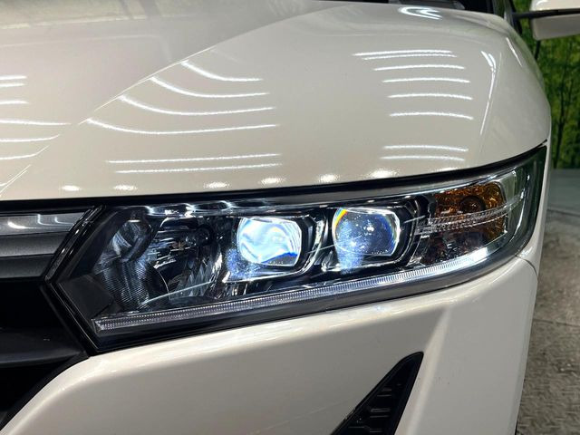 【LEDヘッドライト】悪天候や夜間走行時も良好な視界を確保し安心して運転できる高輝度LEDヘッドライトを装備!点灯速度が早く、消費電力も抑えられています。