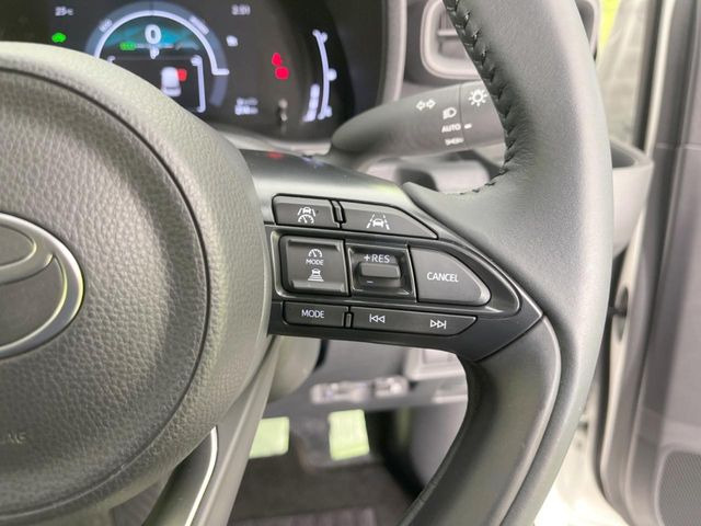【レーダークルーズコントロール】高速道路での長距離走行が楽に!!自動で速度を保つクルーズコントロールが、衝突軽減システムと連携し、前方の車両を感知して車間を保つように速度調節してくれます!!