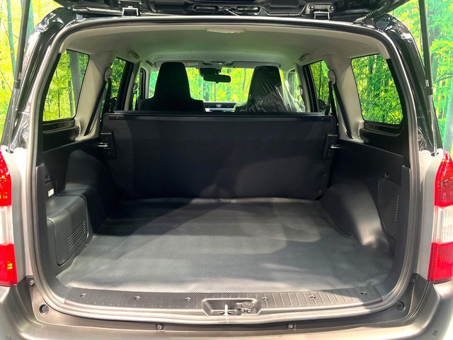 積み下ろしのしやすいデッキにはたっぷりと荷物を積み込んでいただけます。遊びから仕事まで、様々なシーンで頼れます♪