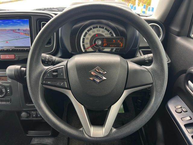 �C���e���A�ɍ��킹���f�U�C���̃X�e�A�����O�́A�^�]�������̂��Ƃ��l���A�^�]���₷���`��A�傫���ł��B�����x�A���ۂɐG���Ă��m���߂��������B