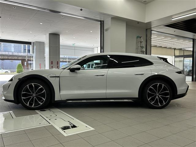 タイカンクロスツーリスモ4 4+1シート 4WD