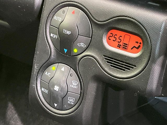 【オートエアコン】一度お好みの温度に設定すれば、車内の温度を検知し風量や温度を自動で調整。暑い&hellip;寒い&hellip;と何度もスイッチ操作をする必要はありません。快適な車内空間には必須の機能ですね♪