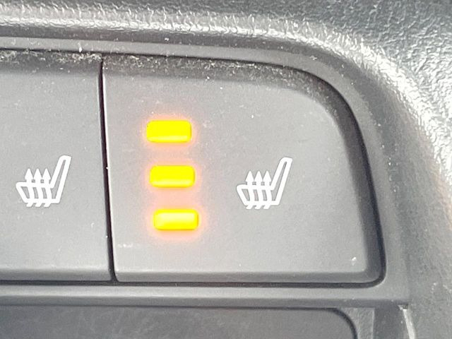 ●フロントシートヒーティング:運転席・助手席共に三段階で調節が可能なシートヒーターを装備しております。季節を問わず快適にご使用いただけます。