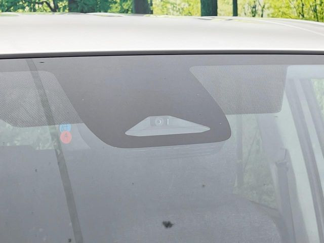 【トヨタセーフティセンス】走行中に前方の車両等を認識し、衝突しそうな時は警報とブレーキで衝突回避と被害軽減をアシスト。より安全にドライブをお楽しみいただけます。