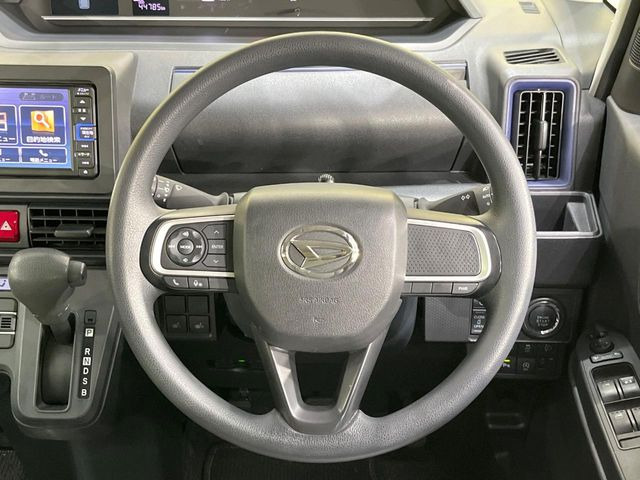 �C���e���A�ɍ��킹���f�U�C���̃X�e�A�����O�́A�^�]�������̂��Ƃ��l���A�^�]���₷���`��A�傫���ł��B�����x�A���ۂɐG���Ă��m���߂��������B