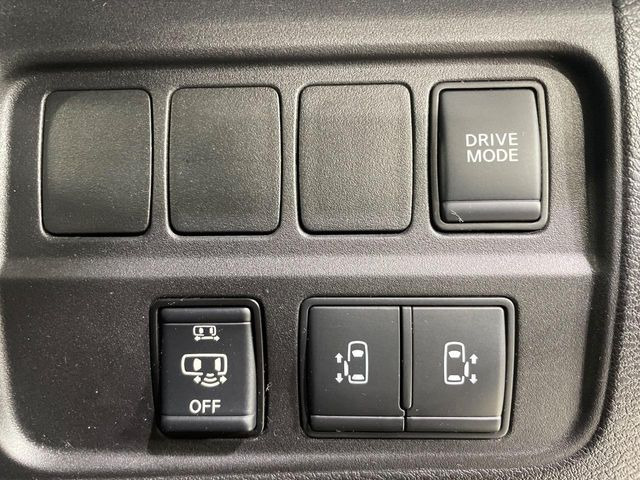 【ハンズフリー機能付き両側パワースライドドア】スライドドアの下に足先を入れてすぐ引くと、自動的にスライドドアが開閉します!荷物で両手がふさがった状態でも、ドアの開閉ができてとっても便利!