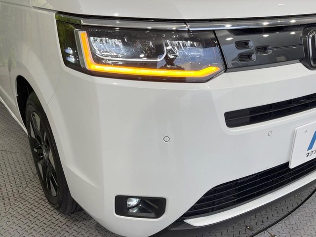 【LEDヘッドライト】悪天候や夜間走行時も良好な視界を確保し安心して運転できる高輝度LEDヘッドライトを装備!点灯速度が早く、消費電力も抑えられています。