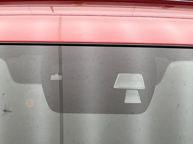 【i-ACTIVESENSE】走行中に前方の車両等を認識し、衝突しそうな時は警報とブレーキで衝突回避と被害軽減をアシスト。より安全にドライブをお楽しみいただけます。