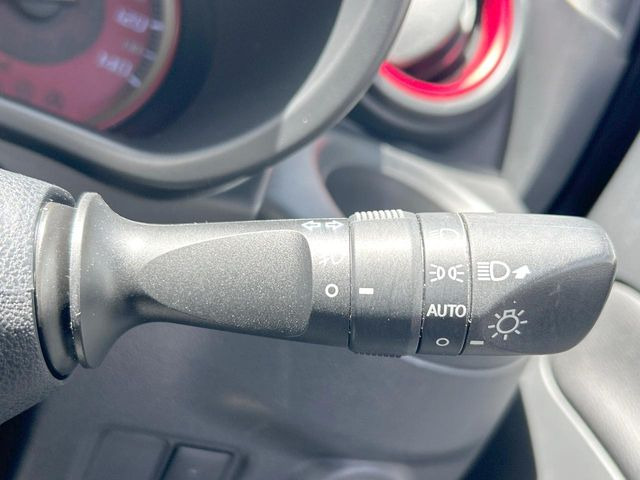 【オートライト】周りの明るさに応じて自動でヘッドライトの点灯・消灯ができる機能です!ライトの付け忘れ・消し忘れなどが無くなり、雨の日や夕方の走行も安心!トンネル通過時も便利ですね♪