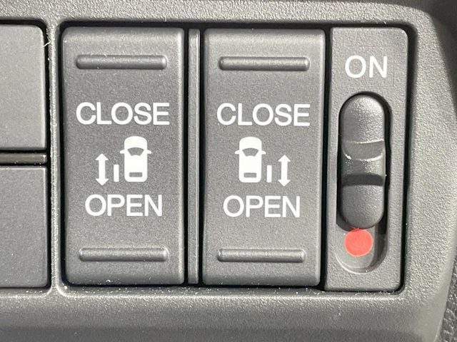 【両側パワースライドドア】スマートキーや運転席のスイッチで後席両側スライドドアの開閉が可能♪電動だから力を入れてドアを開ける必要が無く、小さなお子様でも簡単に開け閉めでき快適です♪