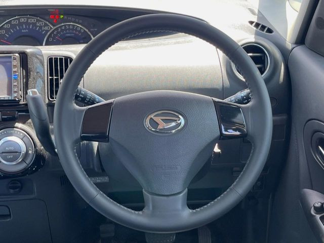 �C���e���A�ɍ��킹���f�U�C���̃X�e�A�����O�́A�^�]�������̂��Ƃ��l���A�^�]���₷���`��A�傫���ł��B�����x�A���ۂɐG���Ă��m���߂��������B