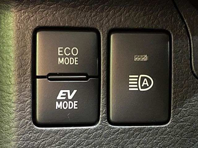 【アダプティブハイビーム】遠くまで明るく照らすハイビームを先行車や対向車に照射しない様、自動で調整!毎回手動で切り替える必要がなく、夜間走行時のストレスも軽減。安全性向上にも寄与します。