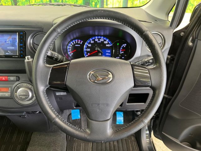 �C���e���A�ɍ��킹���f�U�C���̃X�e�A�����O�́A�^�]�������̂��Ƃ��l���A�^�]���₷���`��A�傫���ł��B�����x�A���ۂɐG���Ă��m���߂��������B
