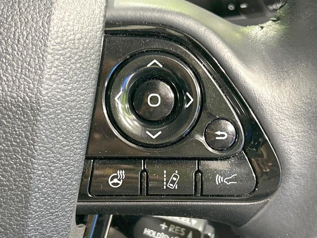 【ステアリングヒーター】冬場に冷たくなりやすい革巻きステアリングを、スイッチ一つで素早く適温に!エアコンよりも早く温まってくれるので、寒い日の運転も快適になりますね♪