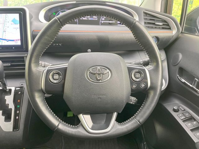 �C���e���A�ɍ��킹���f�U�C���̃X�e�A�����O�́A�^�]�������̂��Ƃ��l���A�^�]���₷���`��A�傫���ł��B�����x�A���ۂɐG���Ă��m���߂��������B