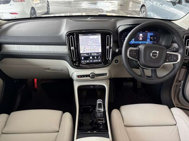 XC40ウルトラ B4 AWD ダーク エディション サンドデューン 4WD