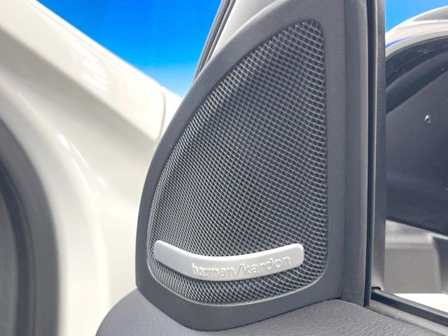 ��harman/kardon�T�E���h�V�X�e��:�I�[�f�B�I��僁�[�J�[����|����v���~�A���X�s�[�J�[�𑕔��B�����̃X�s�[�J�[����A���̗������܂ŕ����鍂�i���ȉ��y�����y���݂��������܂��B