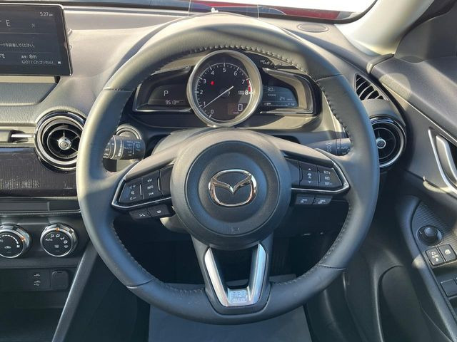 �C���e���A�ɍ��킹���f�U�C���̃X�e�A�����O�́A�^�]�������̂��Ƃ��l���A�^�]���₷���`��A�傫���ł��B�����x�A���ۂɐG���Ă��m���߂��������B
