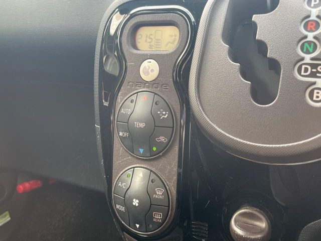 【オートエアコン】一度お好みの温度に設定すれば、車内の温度を検知し風量や温度を自動で調整。暑い&hellip;寒い&hellip;と何度もスイッチ操作をする必要はありません。快適な車内空間には必須の機能ですね♪