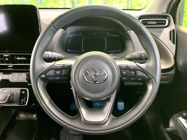 �C���e���A�ɍ��킹���f�U�C���̃X�e�A�����O�́A�^�]�������̂��Ƃ��l���A�^�]���₷���`��A�傫���ł��B�����x�A���ۂɐG���Ă��m���߂��������B