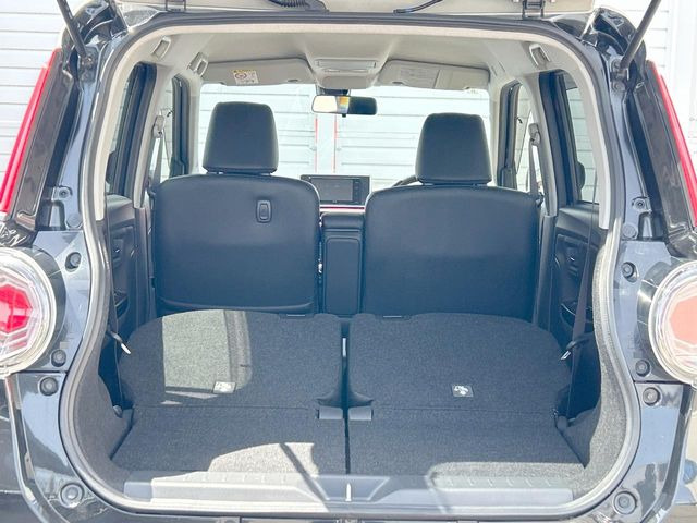 後席を格納すると、これだけの広さが!シーンに合わせたシートアレンジで、大きな荷物も積むことが出来ます♪