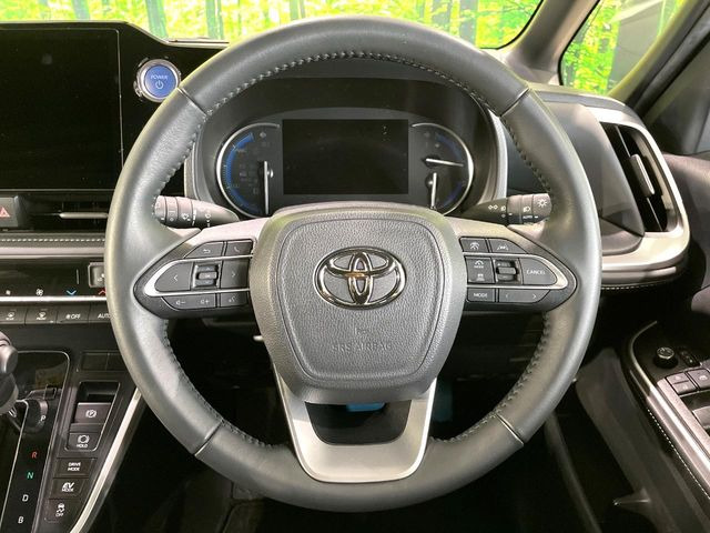 �C���e���A�ɍ��킹���f�U�C���̃X�e�A�����O�́A�^�]�������̂��Ƃ��l���A�^�]���₷���`��A�傫���ł��B�����x�A���ۂɐG���Ă��m���߂��������B