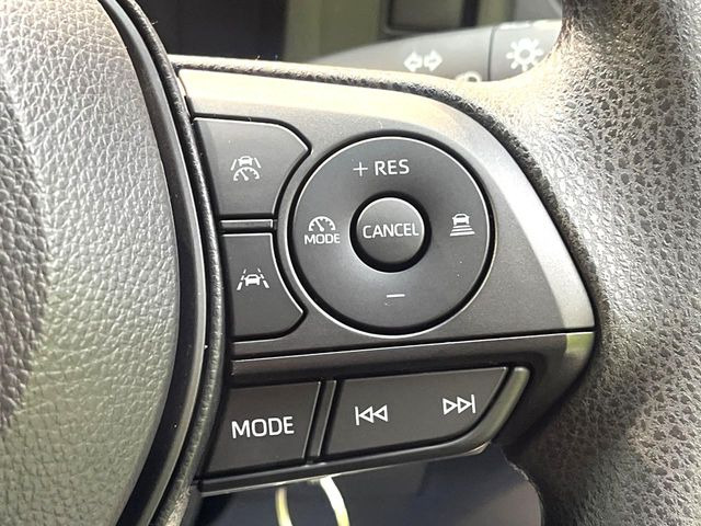 【レーダークルーズコントロール】高速道路での長距離走行が楽に!!自動で速度を保つクルーズコントロールが、衝突軽減システムと連携し、前方の車両を感知して車間を保つように速度調節してくれます!!